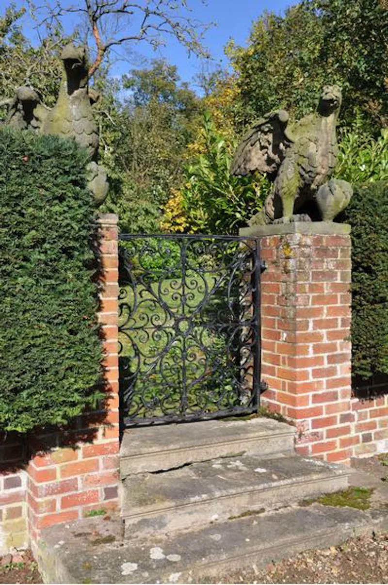 Gate at 4-storey Eggington country house, A1328 (photo 45)