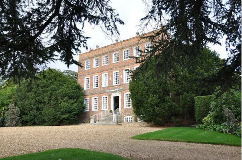 Driveway at 4-storey Eggington country house, A1328 (photo 46)