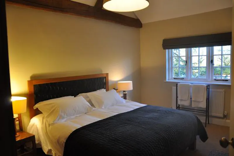 4-storey Eggington country house, A1328 (photo 33)