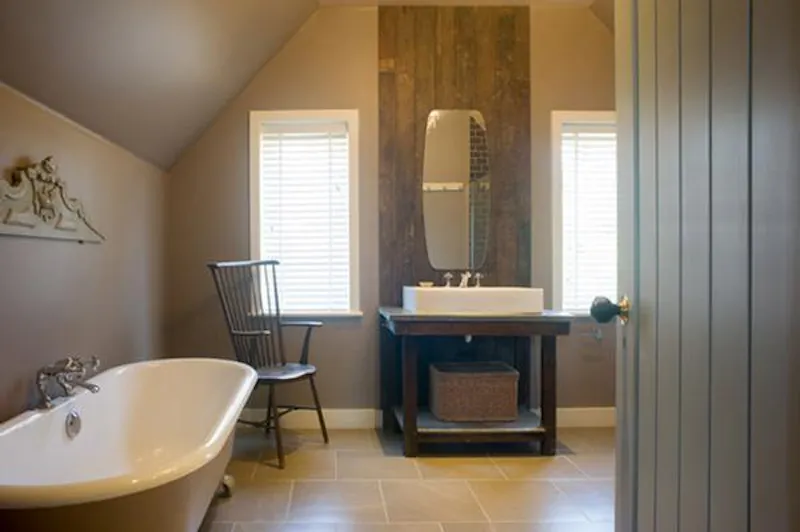 Bathroom at Film location L643 in East Sussex (photo 27)
