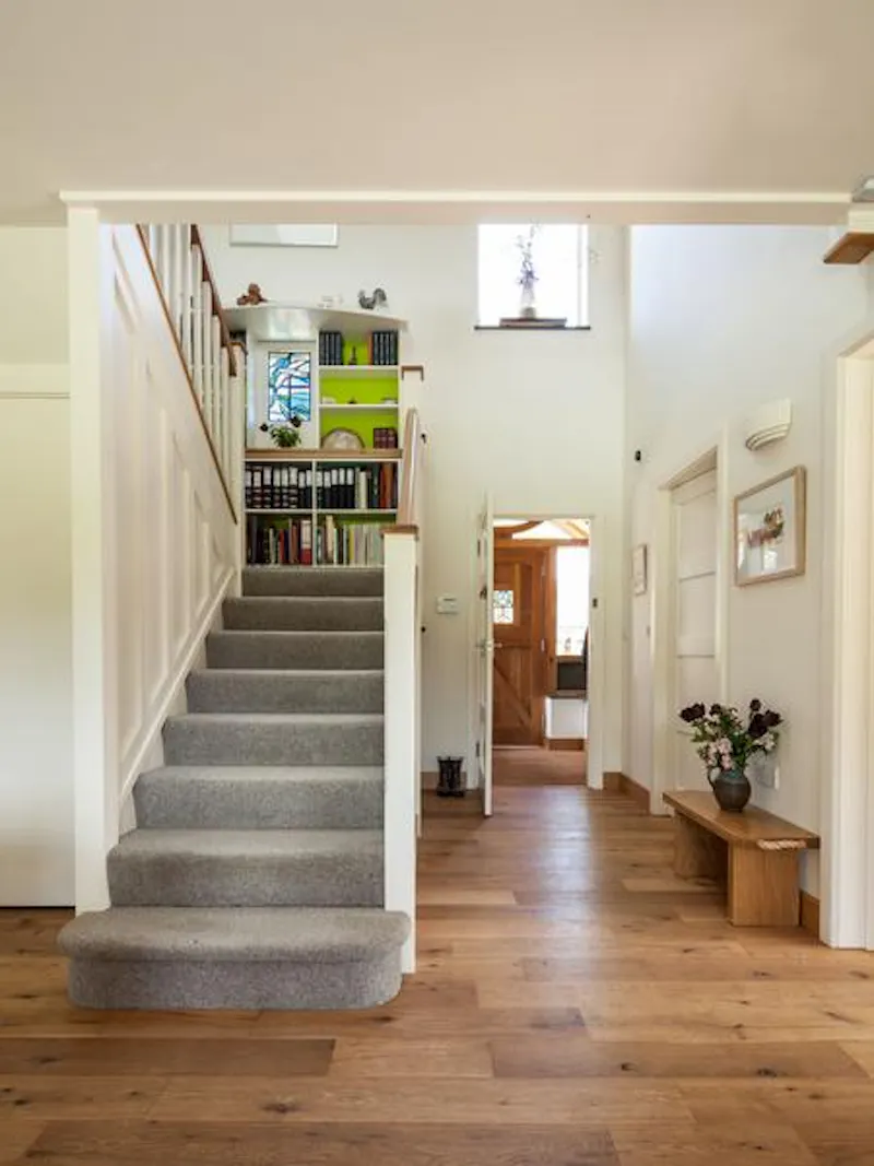 Entrance hall at Modern country home in Cambridge, D2161 (photo 2)