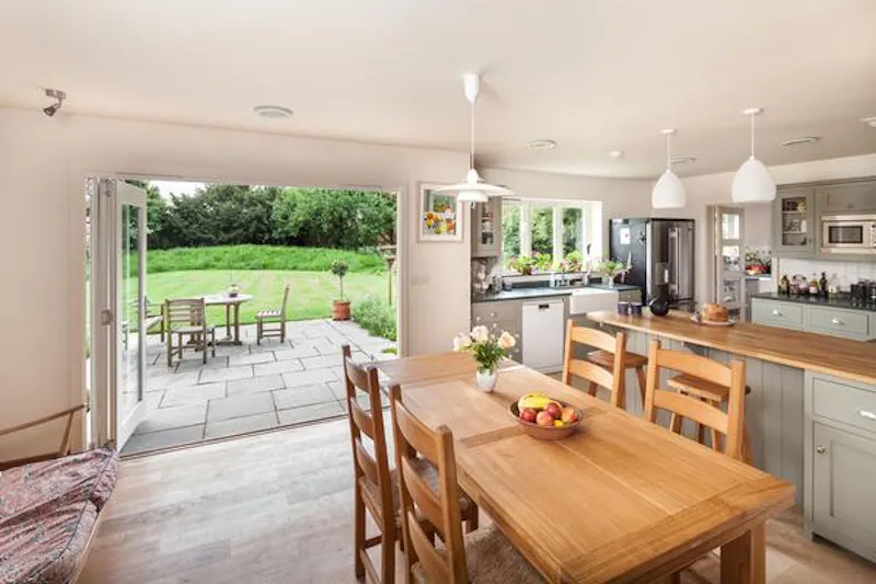 Dining room at Modern country home in Cambridge, D2161 (photo 3)