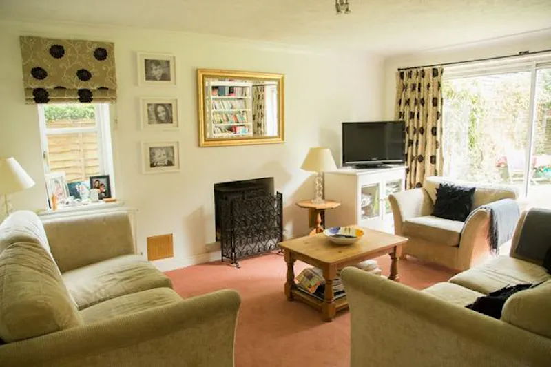 Drawing room at Film location D2162 in Kent (photo 4)