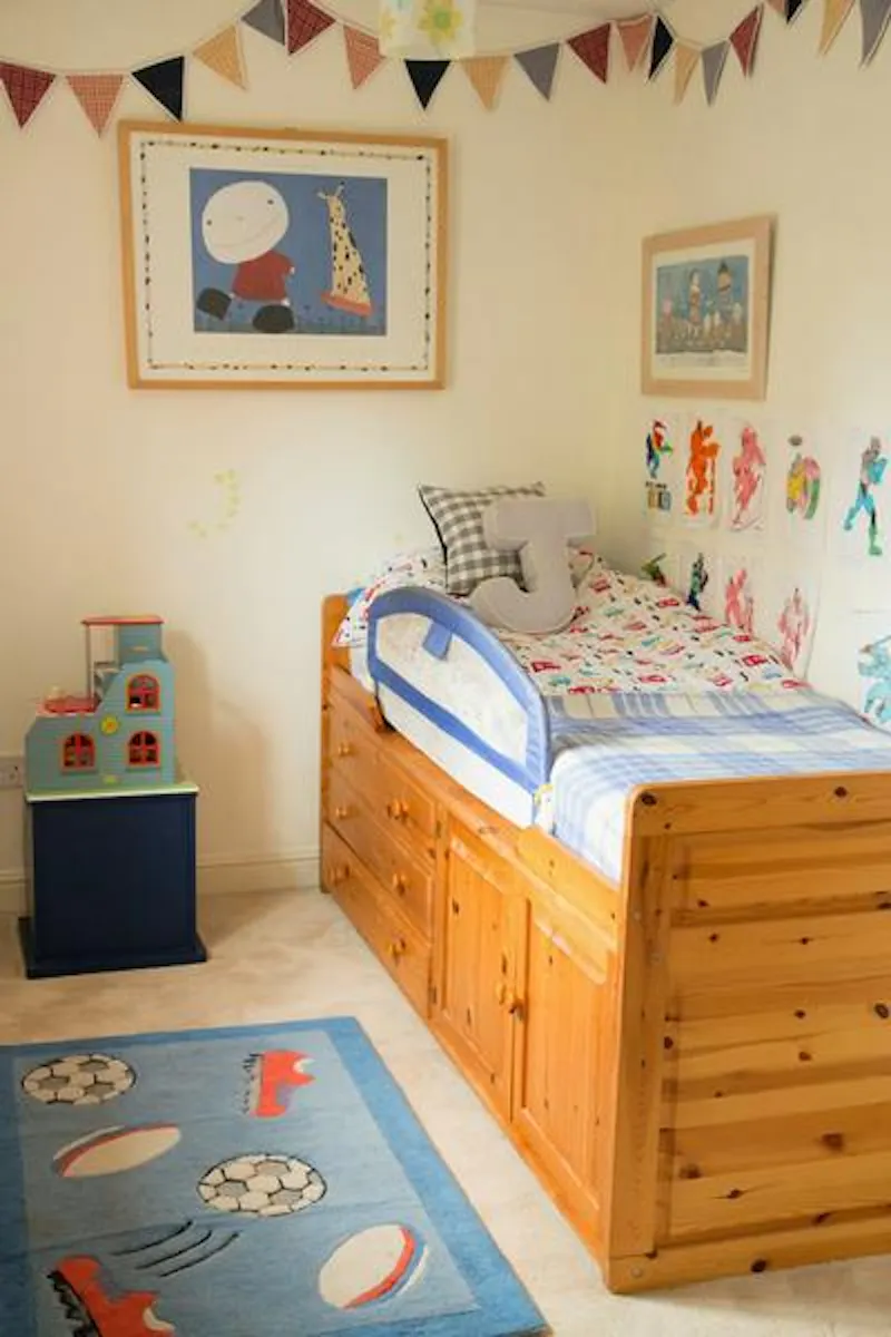 Bedroom - child's at Film location D2162 in Kent (photo 5)