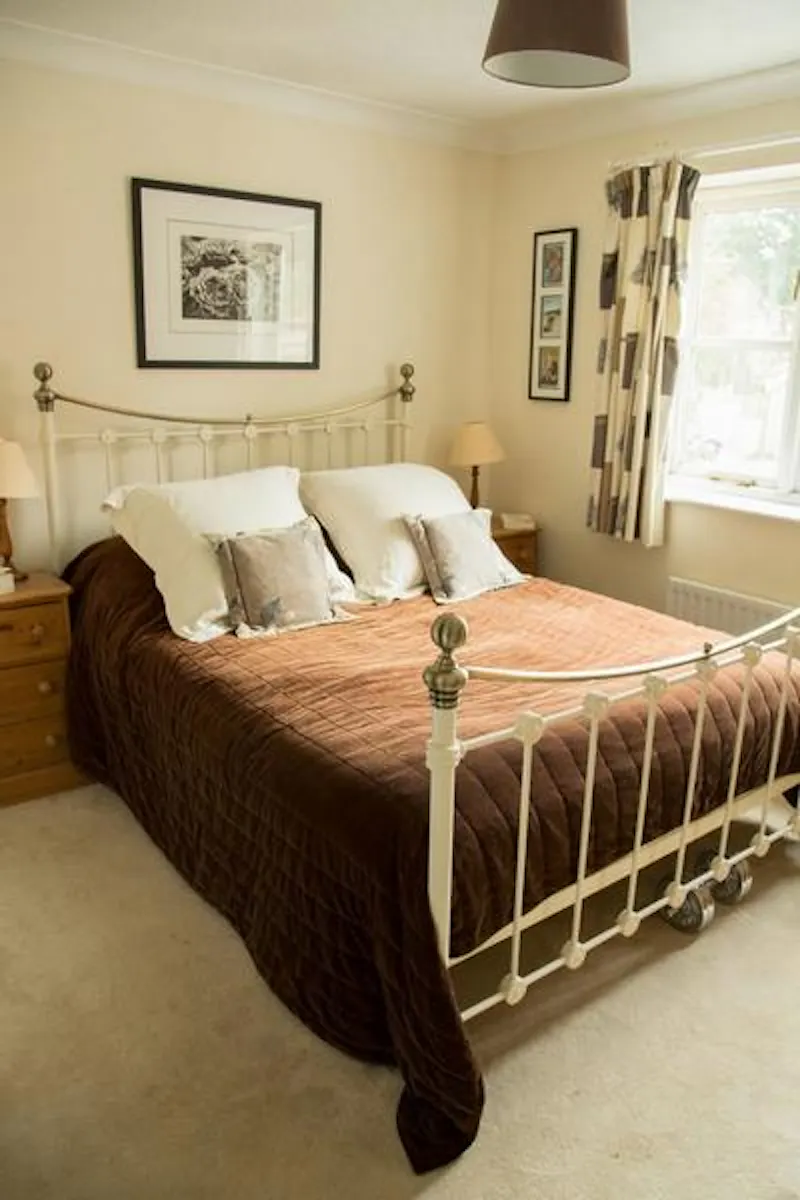Bedroom at Film location D2162 in Kent (photo 8)