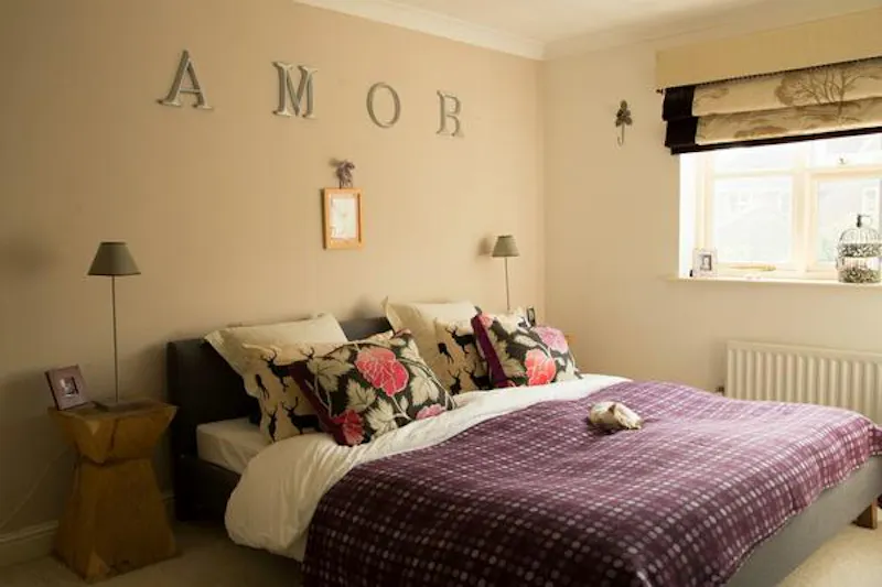 Bedroom at Film location D2162 in Kent (photo 16)