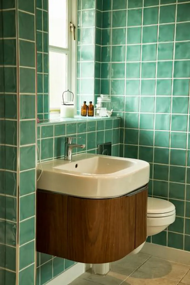 Bathroom at Film location D2162 in Kent (photo 17)