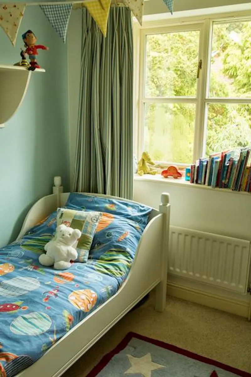 Bedroom - child's at Film location D2162 in Kent (photo 18)