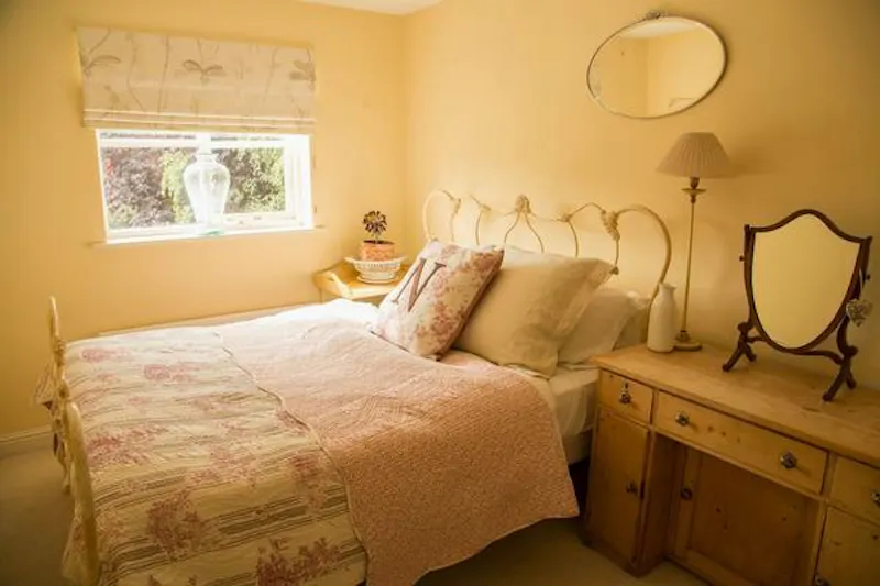 Bedroom at Film location D2162 in Kent (photo 19)