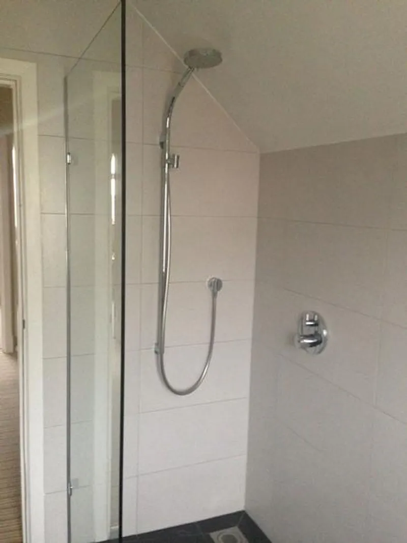 Shower at Film location D2164 in London (photo 14)