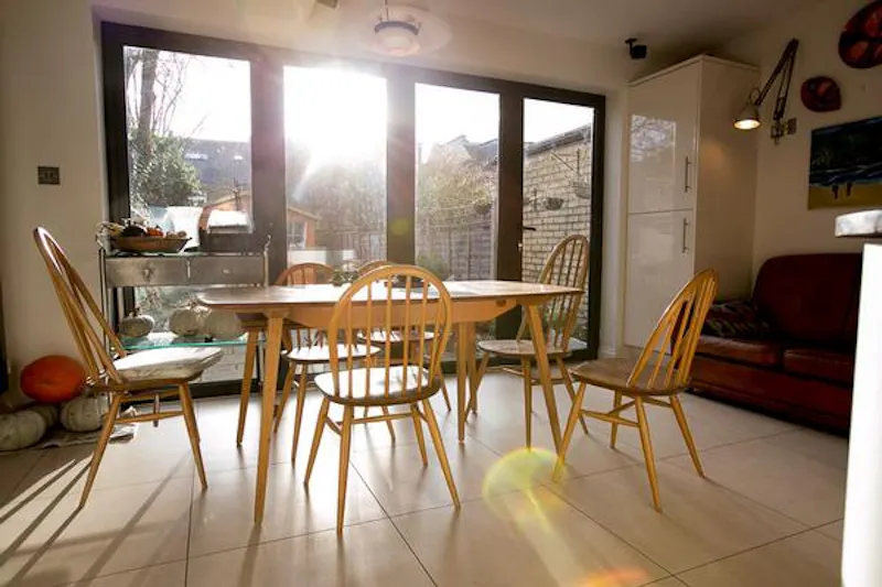 Dining room at Film location D2166 in London (photo 4)