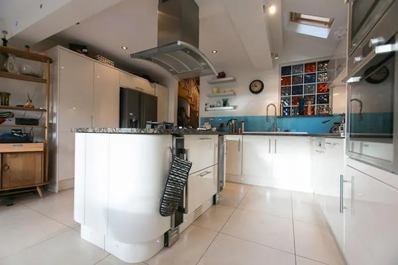 Kitchen at Film location D2166 in London (photo 9)