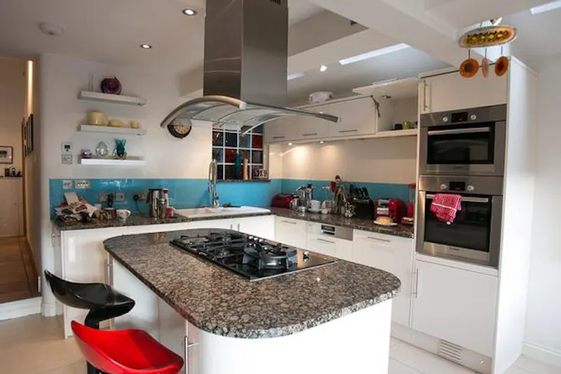 Kitchen island at Film location D2166 in London (photo 10)