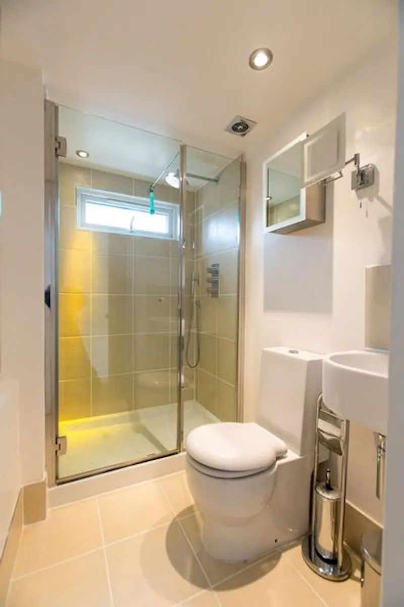 Shower at Film location D2166 in London (photo 14)