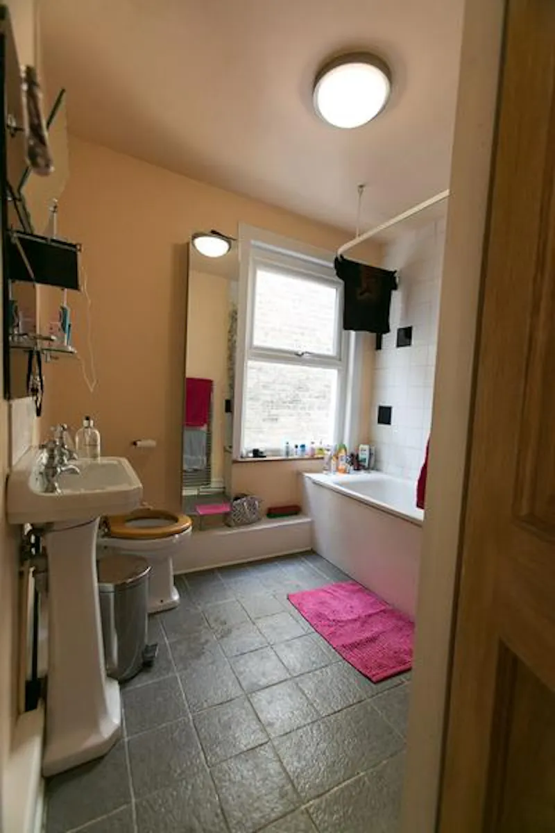 Bathroom at Film location D2166 in London (photo 19)