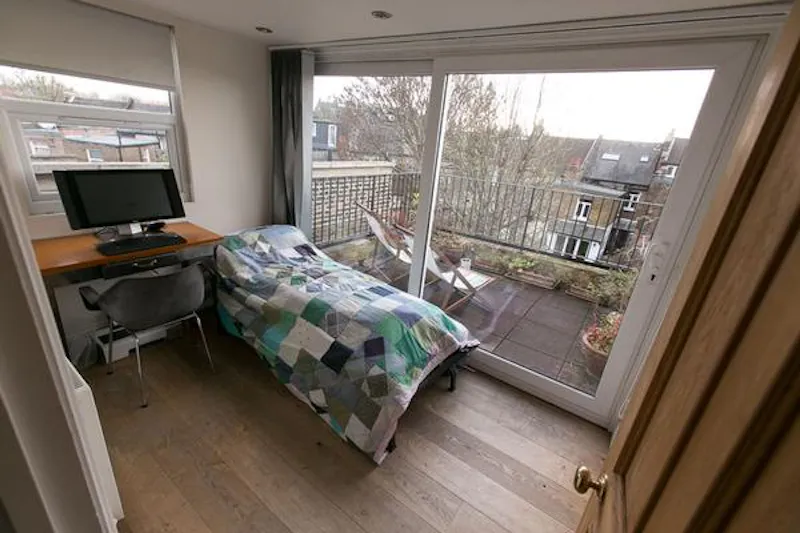 Balcony at Film location D2166 in London (photo 27)