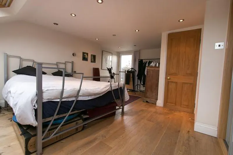 Bedroom at Film location D2166 in London (photo 36)