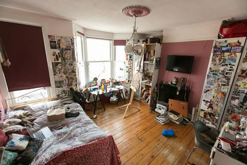 Bedroom - child's at Film location D2166 in London (photo 42)