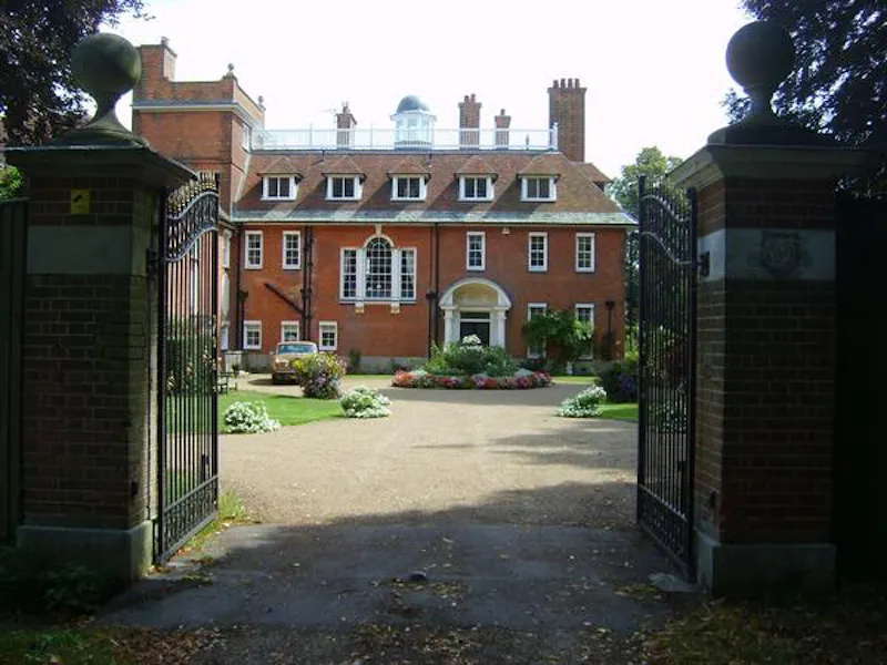 Gate at Traditional Georgian hotel in Rye, A1001 (photo 2)
