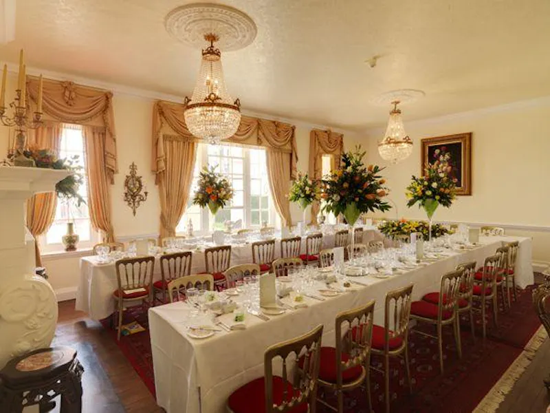 Dining room at Traditional Georgian hotel in Rye, A1001 (photo 5)