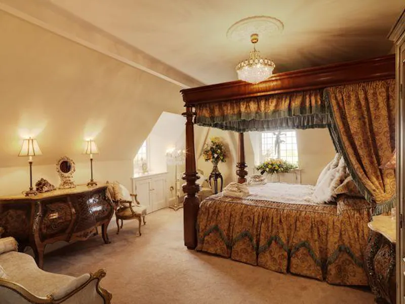 Bedroom at Traditional Georgian hotel in Rye, A1001 (photo 12)