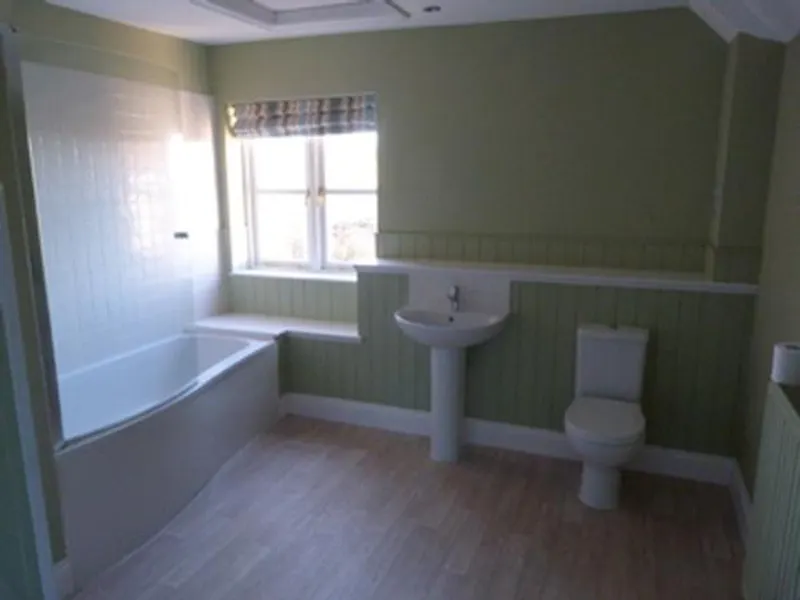 Bathroom at East Stour country house, B1627 (photo 15)
