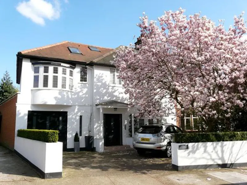 Driveway at Film location D2170 in London (photo 1)