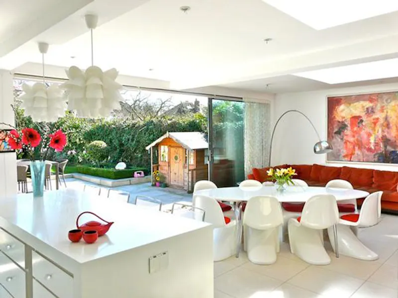 Dining room at Film location D2170 in London (photo 2)