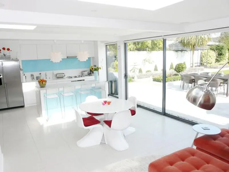 Kitchen at Film location D2170 in London (photo 6)