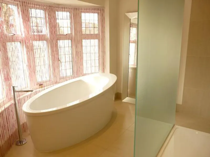Bathroom at Film location D2170 in London (photo 14)