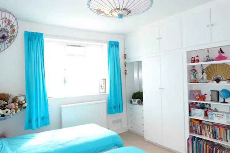 Bedroom - child's at Film location D2170 in London (photo 20)