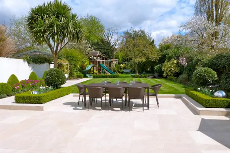 Garden at Film location D2170 in London (photo 25)