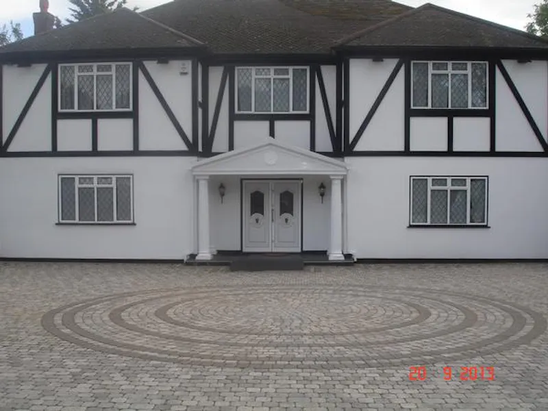 Driveway at Vacant Hillingdon House, D2167 (photo 1)