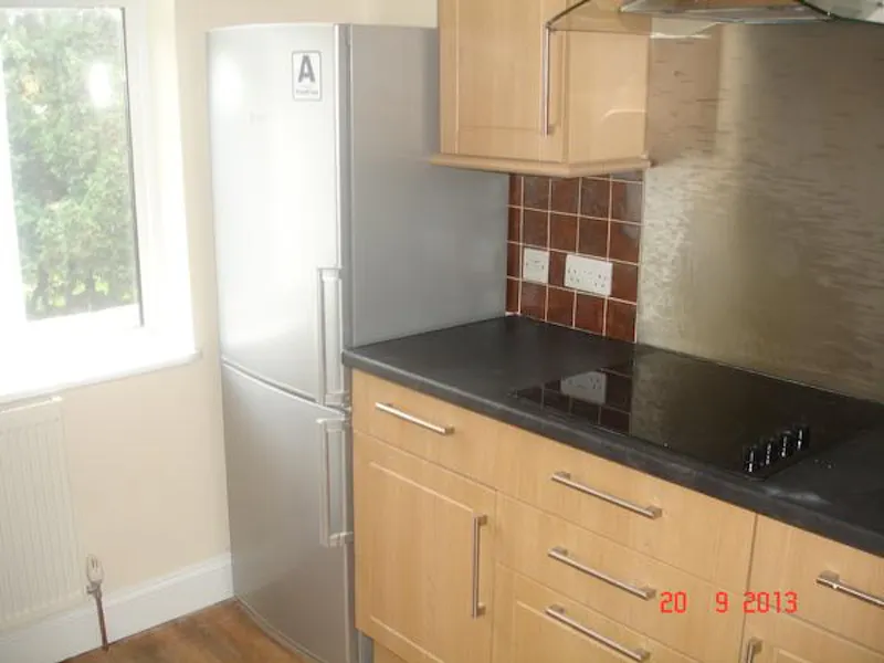 Kitchen at Vacant Hillingdon House, D2167 (photo 7)