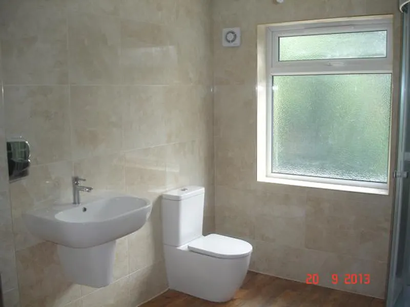 Bathroom at Vacant Hillingdon House, D2167 (photo 15)