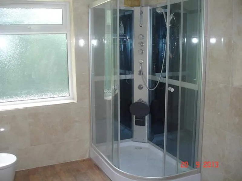 Shower at Vacant Hillingdon House, D2167 (photo 16)
