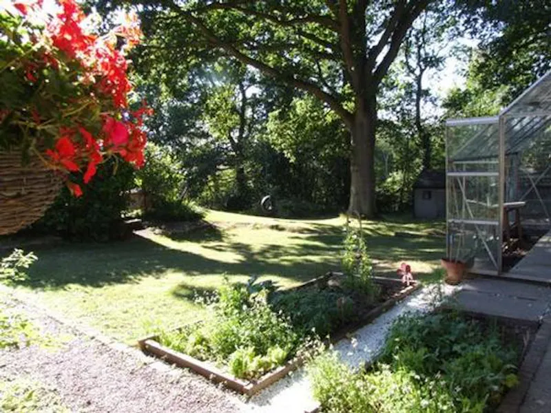 Greenhouse at Film location C845 in East Sussex (photo 18)