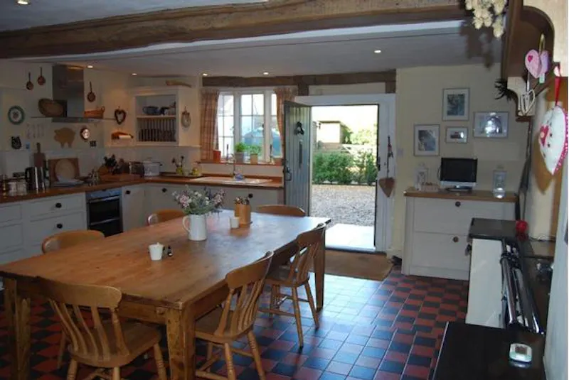 Floor - tiled at Country house near Faversham, C846 (photo 3)
