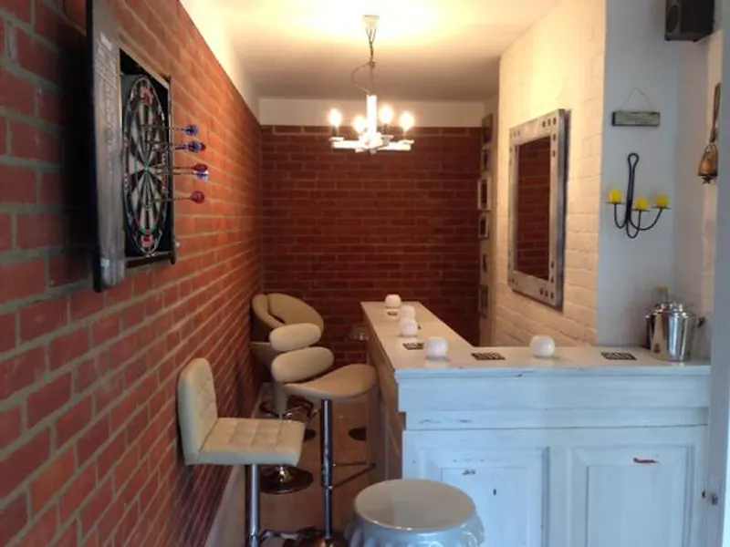 Bar at Film location D2169 in Hertfordshire (photo 6)