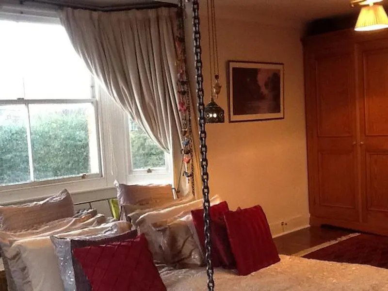 Double fronted Egham house, B1629 (photo 11)