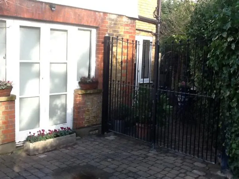 Double fronted Egham house, B1629 (photo 15)