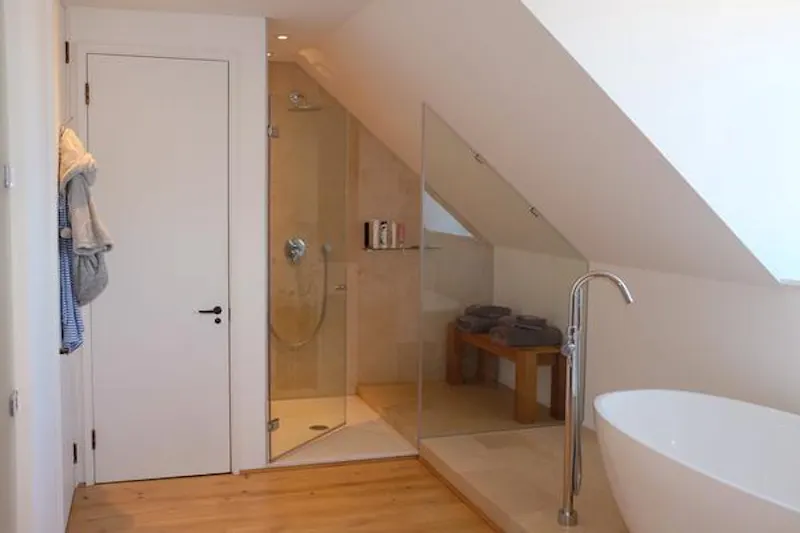 Bathroom at Ultra-modern Camberwell house, K387 (photo 30)