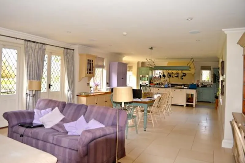 Living Room at Film location D2172 in Buckinghamshire (photo 2)