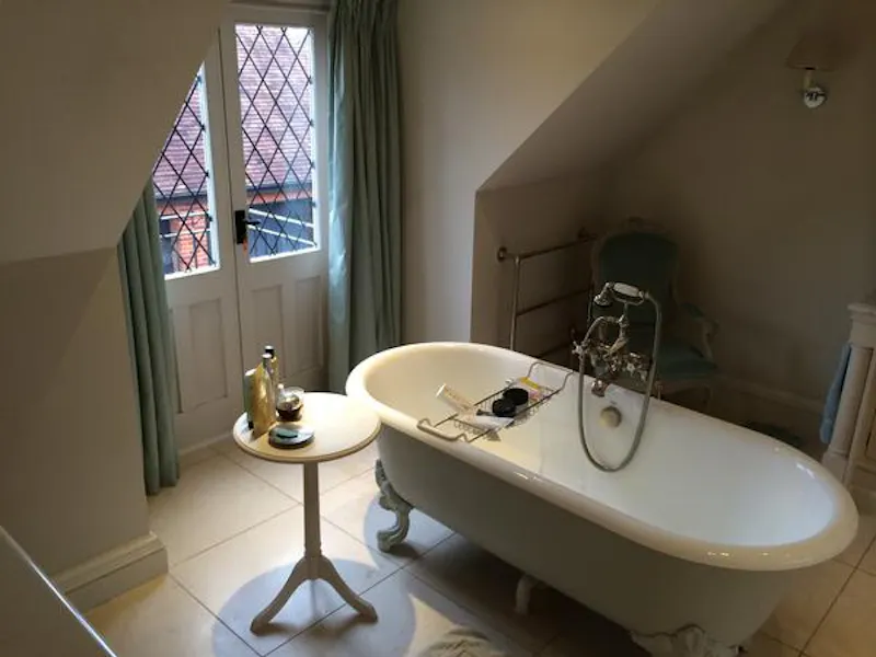 Bathroom at Film location D2172 in Buckinghamshire (photo 18)