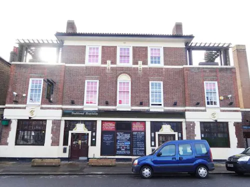 Peckham panelled pub with stage, R781
