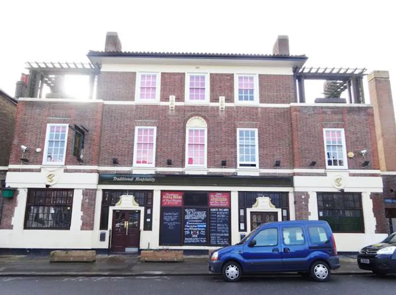 Peckham panelled pub with stage, R781 (photo 1)