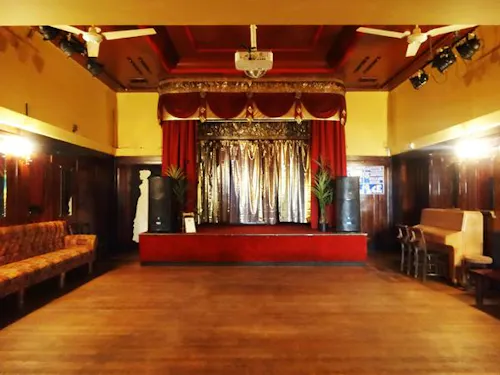 Peckham panelled pub with stage, R781