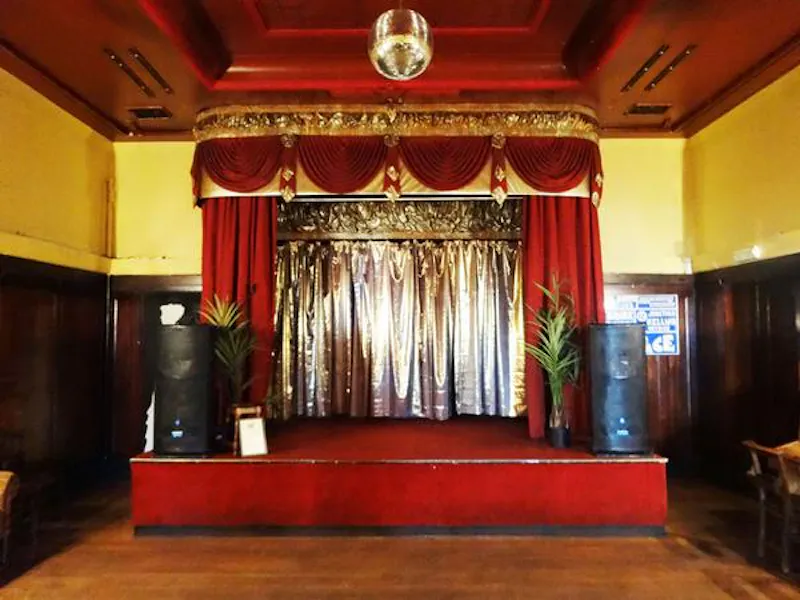Peckham panelled pub with stage, R781 (photo 3)