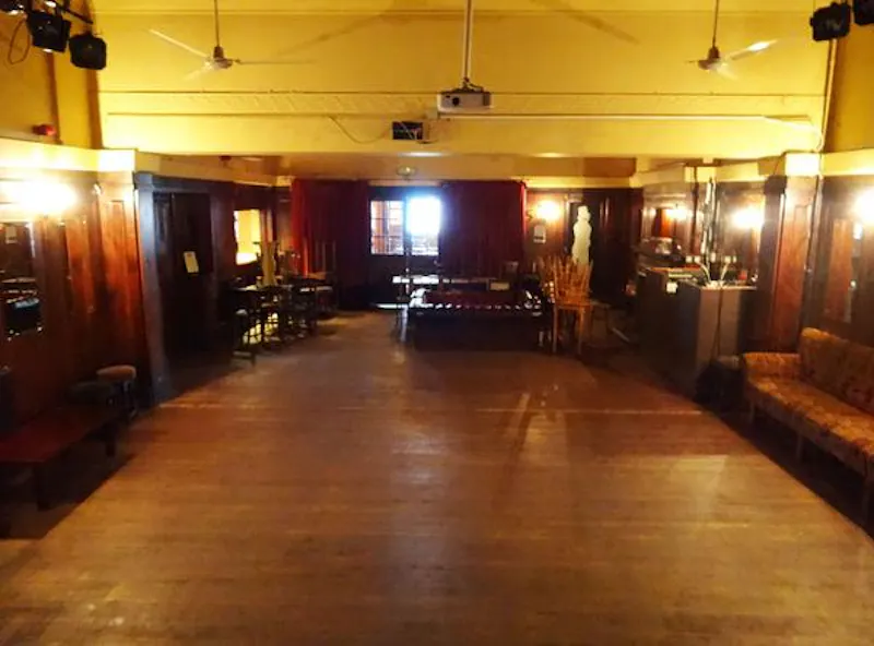Peckham panelled pub with stage, R781 (photo 6)
