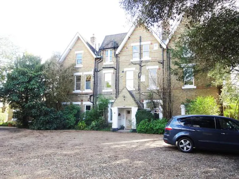 Driveway at Traditional Wimbledon apartment, F1044 (photo 1)